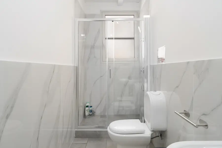 Box doccia in vetro nel bagno privato