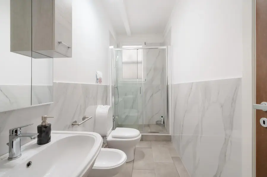 Bagno privato con box doccia in vetro