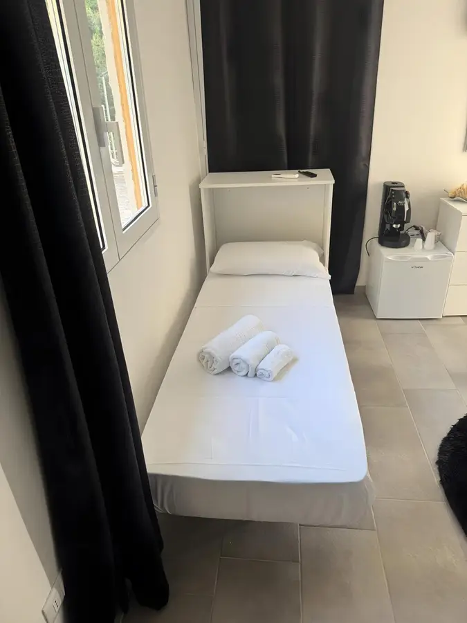 Letto singolo con asciugamani piegati